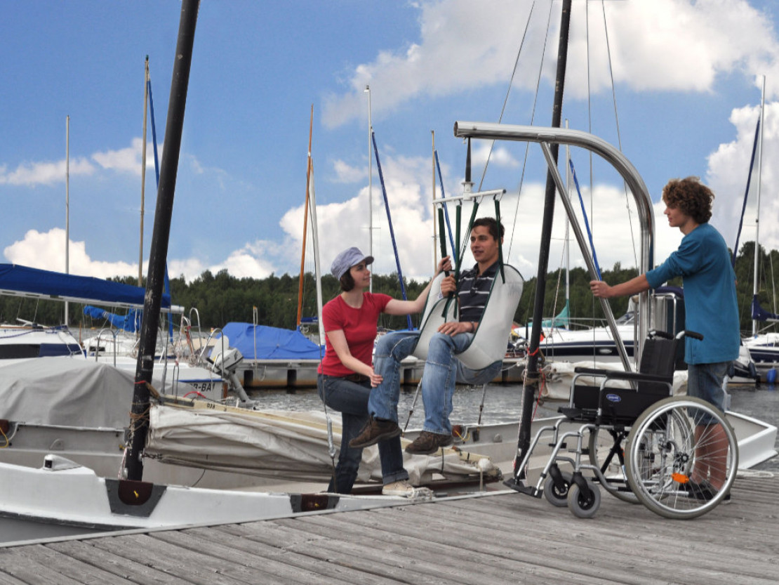 barrierefrei-erleben-2025-lausitzer-seenland-hafencamp-senftenberger-see-einsetzen-ins-boot-nada-quenzel