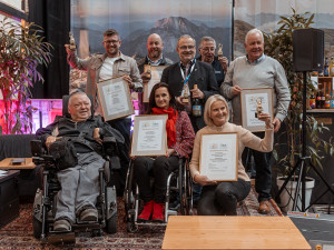 news-2025-barrierefrei-erleben-landesmesse-stuttgart-cmt-2025-verleihung-goldener-rollstuhl-7-gruppenfoto