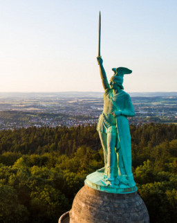 barrierefrei-erleben-2025-nrw-hermannsdenkmal-teutoburger-wald-tourismus-nrw-ev-teaser