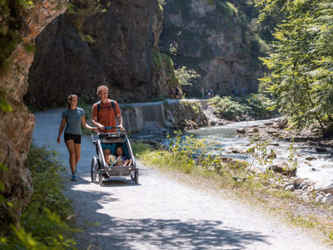 barrierefrei-erleben-2025-alpbachtal-tourismus-kundler-klamm-wandern-hannes-sautner-shootandstyle