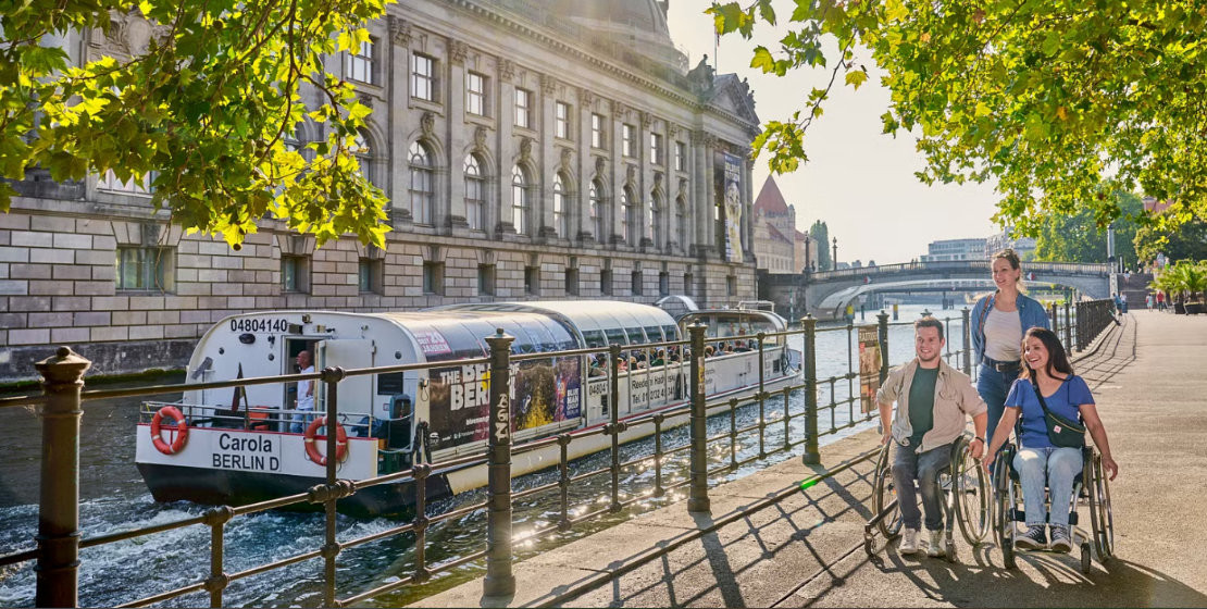 news-2025-barrierefrei-erleben-dzt-berlin-rollstuhfahrer-im-monbijo-park-jens-wegener-titel