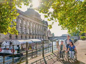 news-2025-barrierefrei-erleben-dzt-berlin-rollstuhfahrer-im-monbijo-park-jens-wegener-teaser