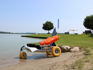 Floating-Beach-Rollstuhl-Prienavera-©Prien Marketing GmbH